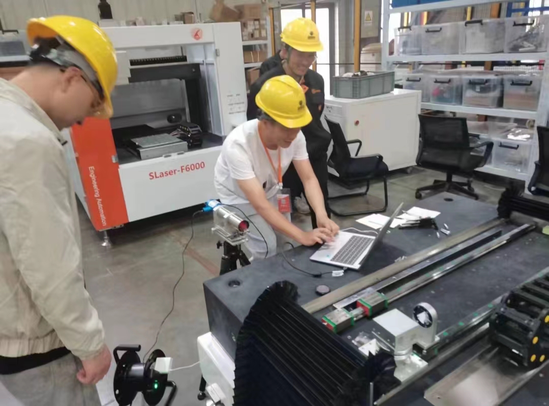 工程師為成都某公司調試儀器